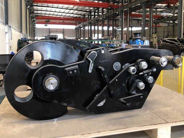 Quick release towing hook